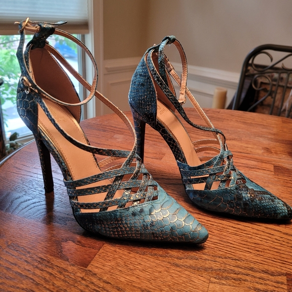 EUC Scene Teal blue heels with Gold accents size 8 - Picture 2 of 4